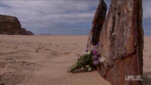 Australia, 15enne ucciso da squalo: fiori in spiaggia per ricordarlo