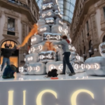 Milano, attivisti di Ultima Generazione imbrattano l’albero di Natale di Gucci