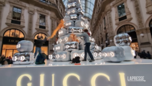 Milano, attivisti di Ultima Generazione imbrattano l’albero di Natale di Gucci