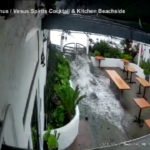 Usa, alta marea in California: onda anomala si riversa in ristorante