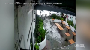 Usa, alta marea in California: onda anomala si riversa in ristorante