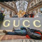 Clima, blitz attivisti a Milano: colorato di arancione l’albero di Gucci in Galleria