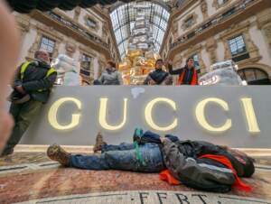 Clima, blitz attivisti a Milano: colorato di arancione l’albero di Gucci in Galleria