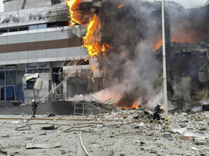 Ucraina, massiccio attacco russo: 30 morti. Varsavia: “Missile Mosca ha attraversato spazio aereo”