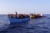 Migranti su barcone soccorsi da Medecins Sans Frontiers nel mar Mediterraneo