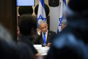Il primo ministro israeliano Netanyahu alla riunione di gabinetto nella base militare di Kirya a Tel Aviv