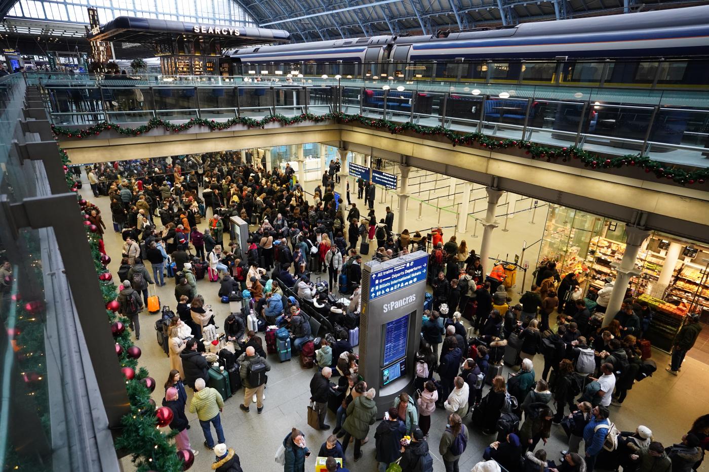 Allagato tunnel Tamigi, stop a Eurostar: caos in stazione a Londra e Parigi