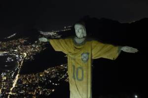 Un anno senza Pelé, Cristo Redentore con maglia del mito brasiliano