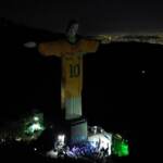 Un anno senza Pelé, Cristo Redentore con maglia del mito brasiliano