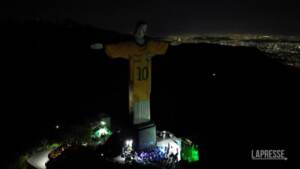 Un anno senza Pelé, Cristo Redentore con maglia del mito brasiliano