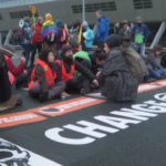 Olanda, attivisti climatici bloccano autostrada ad Amsterdam