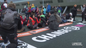 Olanda, attivisti climatici bloccano autostrada ad Amsterdam