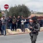 Gerusalemme, Israele limita accesso a Moschea al-Aqsa: musulmani pregano per strada