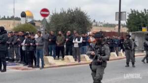 Gerusalemme, Israele limita accesso a Moschea al-Aqsa: musulmani pregano per strada