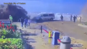California, gigantesca onda durante gara di surf: otto feriti