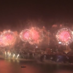 Capodanno a Hong Kong, lo spettacolo dei fuochi artificiali sul Victoria Harbour