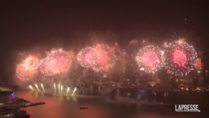Capodanno a Hong Kong, lo spettacolo dei fuochi artificiali sul Victoria Harbour