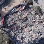 Gaza, attacco aereo su Zweida: le immagini delle macerie riprese da un drone