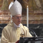 Ratzinger, Georg Ganswein celebra la messa a un anno della morte e si commuove