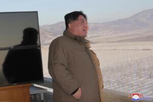 Kim Jong Un assiste al lancio di testate missilistiche