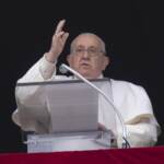 Papa Francesco all’Angelus: “Preghiamo per popoli che soffrono la guerra”