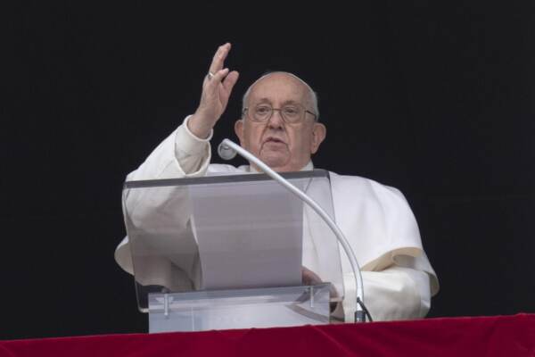 Papa Francesco durante l\'Angelus in Piazza San Pietro a Roma