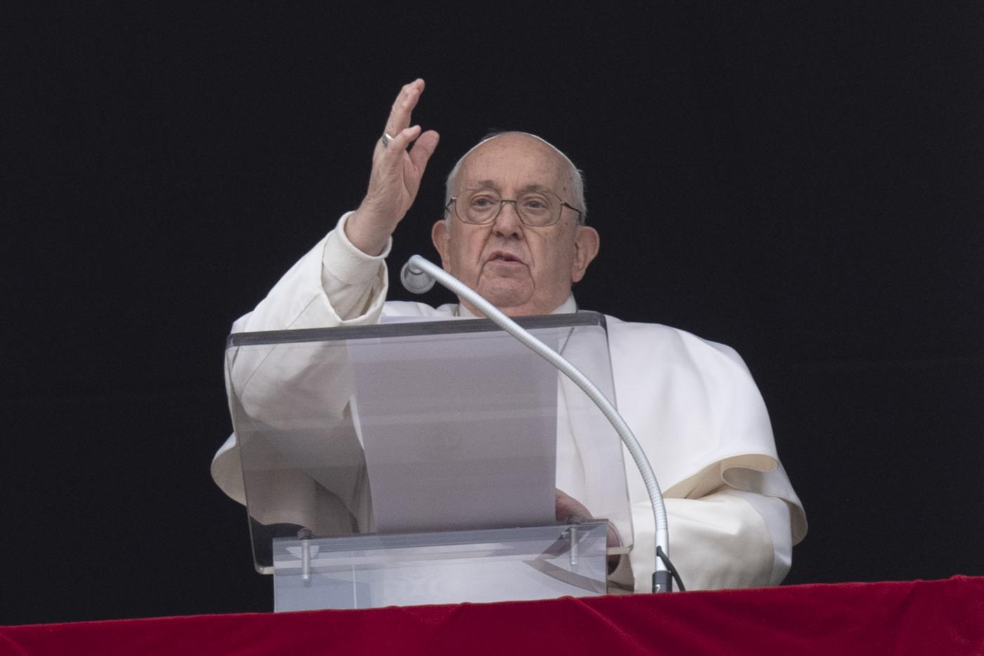Papa Francesco all’Angelus: “Preghiamo per popoli che soffrono la guerra”