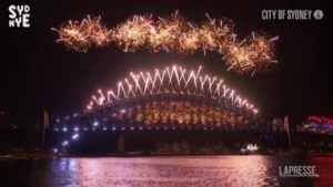 A Sydney è già il 2024, lo spettacolo pirotecnico sul porto
