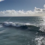 California, surfisti sfidano le onde giganti a Ventura