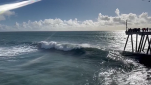 California, surfisti sfidano le onde giganti a Ventura