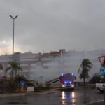 Roma, incendio in un’autorimessa: le operazioni di spegnimento