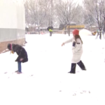 Corea del Sud, neve record a Seul: traffico in tilt ma molti si divertono