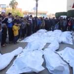 Gaza, si prega davanti ai corpi delle vittime del raid di Israele a Zweida