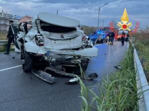 Catanzaro, scontro tra auto e bus: un morto