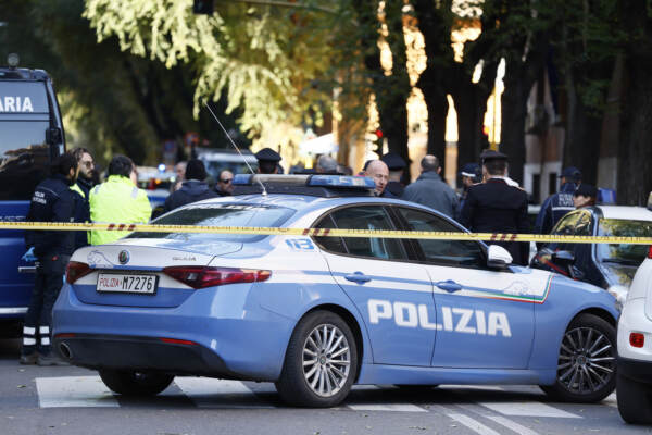 Una donna muore sotto un albero sradicato dal vento in via di Donna Olimpia