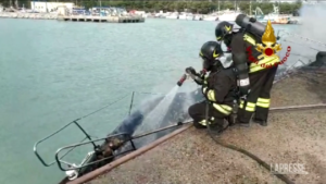 Reggio Calabria, due barche a vela in fiamme in porto di Roccella Jonica