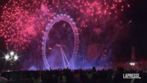 Capodanno a Londra, spettacolari fuochi d’artificio sul Tamigi