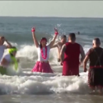 Portogallo, un tuffo nell’Oceano per festeggiare il Capodanno