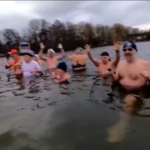 Berlino, tuffo nel lago ghiacciato per festeggiare il Capodanno