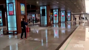 Giappone, sisma danneggia tetto stazione ferroviaria: gronda acqua sui passeggeri