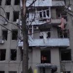 Ucraina, Kharkiv colpita dai raid russi: distrutto un palazzo di 6 piani