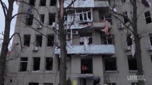 Ucraina, Kharkiv colpita dai raid russi: distrutto un palazzo di 6 piani