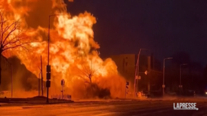 Ucraina, grosso incendio a Kiev dopo i raid russi