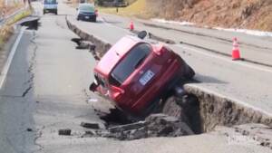 Terremoto Giappone, gli edifici crollati e le voragini nelle strade