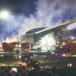 Tokyo, pompieri al lavoro per spegnere l’incendio sulla pista dell’aeroporto
