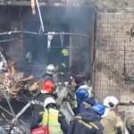 Kiev, soccorritori salvano persona dalle macerie dopo attacco russo