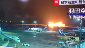 Giappone, aereo in fiamme a Tokyo: il momento in cui si incendia