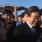 Sud Corea, accoltellato leader opposizione Lee Jae-Myung: il momento dell’aggressione