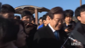 Sud Corea, accoltellato leader opposizione Lee Jae-Myung: il momento dell’aggressione