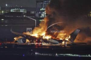 Giappone, aereo in fiamme su pista aeroporto Tokyo